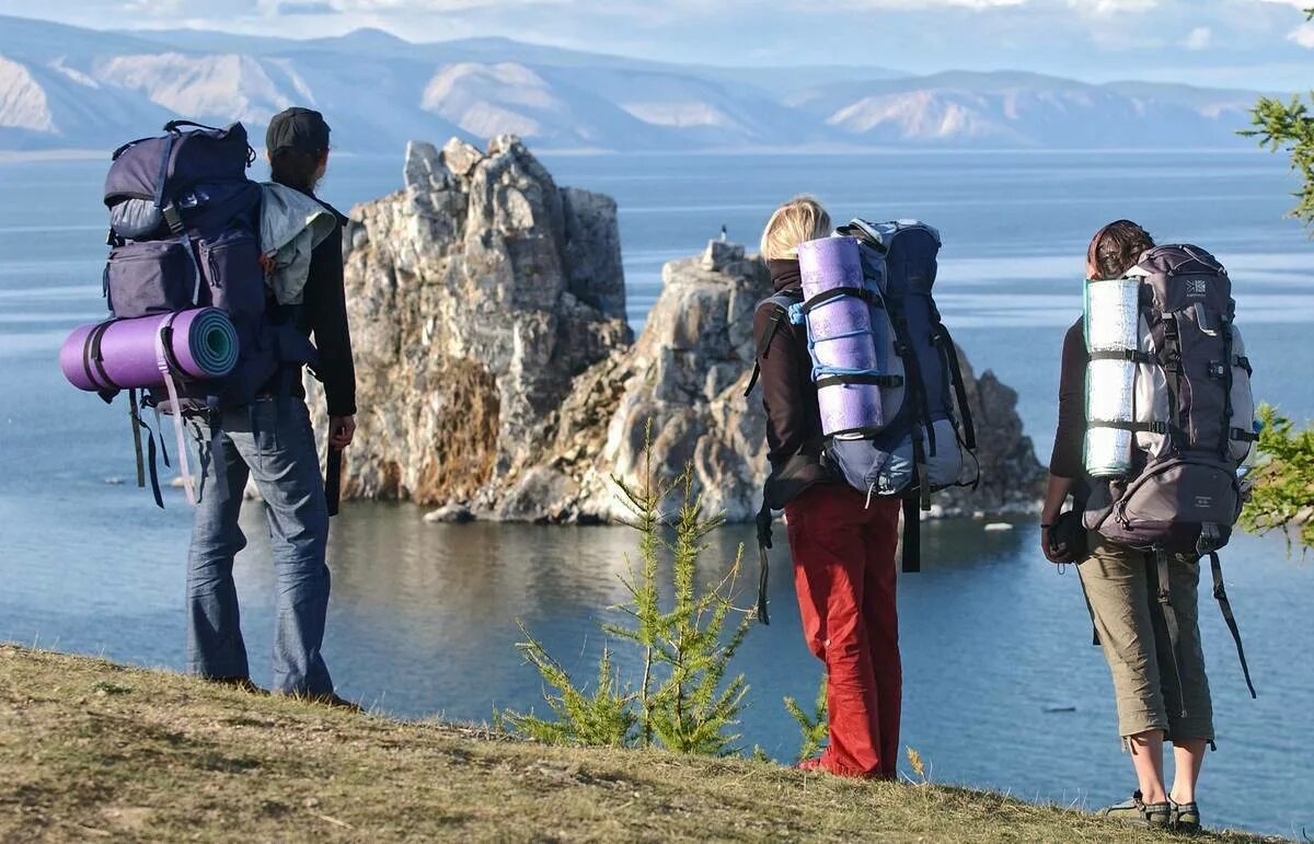 Путешествовать по сибири. Туристы на Байкале. Озеро Байкал туристы. Озеро Байкал экотуризм. Рекреационный туризм.