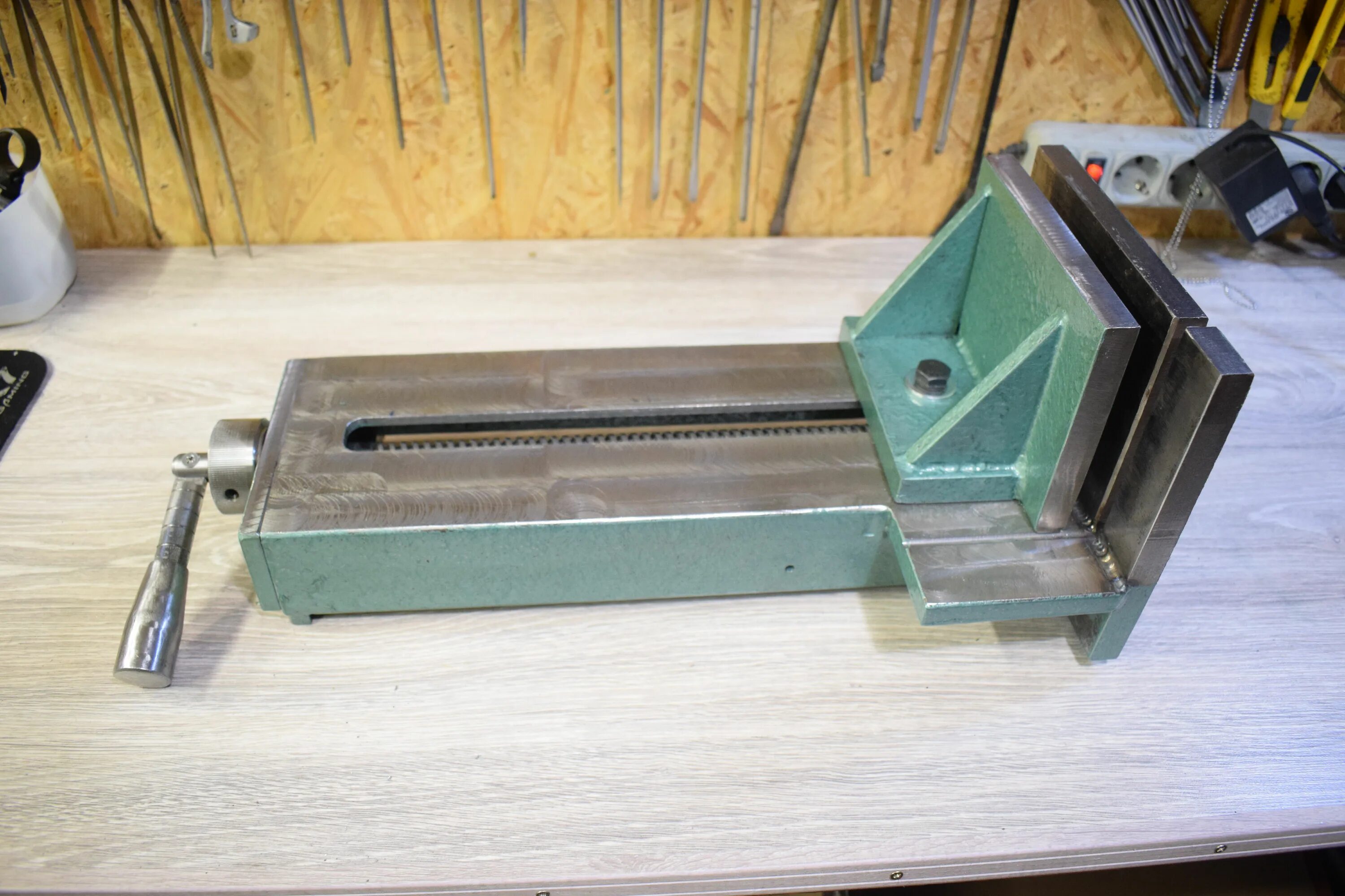 Тиски из швеллера на 100. Параллельные тиски из швеллера. Трубные тиски из швеллера. Тиски из швеллера на 100. Тиски для тв 16.