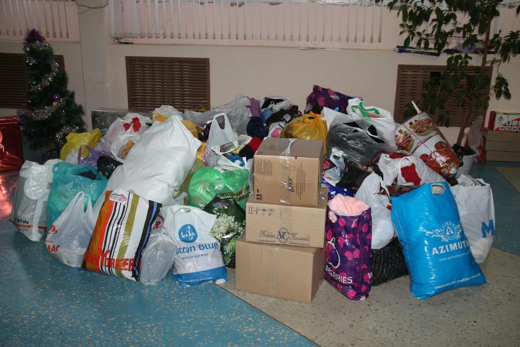 вещи даром нуждающимся. примем вещи для малоимущих. одежда нуждающимся. примем вещи для малоимущих. прием вещей для нуждающихся.