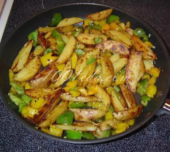 Картошка со стручковой фасолью. Стручковая фасоль с картошкой. жареный картофель со стручковой фасолью. гарнир из стручковой фасоли и картошки.
