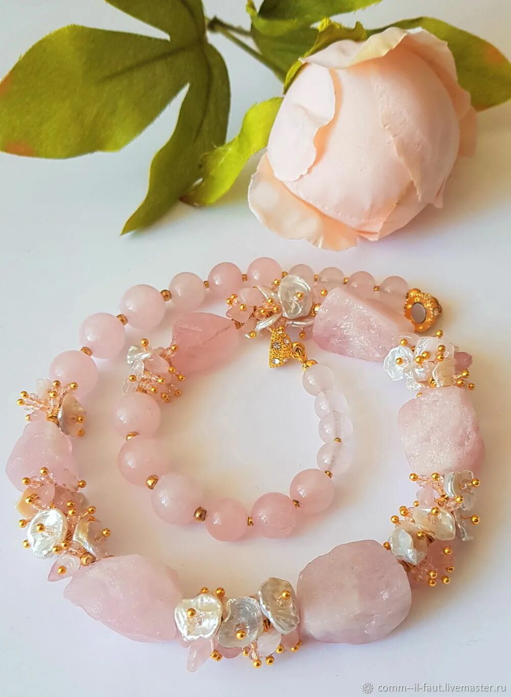 Розовый кварц украшения. Розовый кварц украшения. Браслет из розового кварца и жемчуга. Ювелирные украшения с розовым кварцем. Украшения из розового кварца.