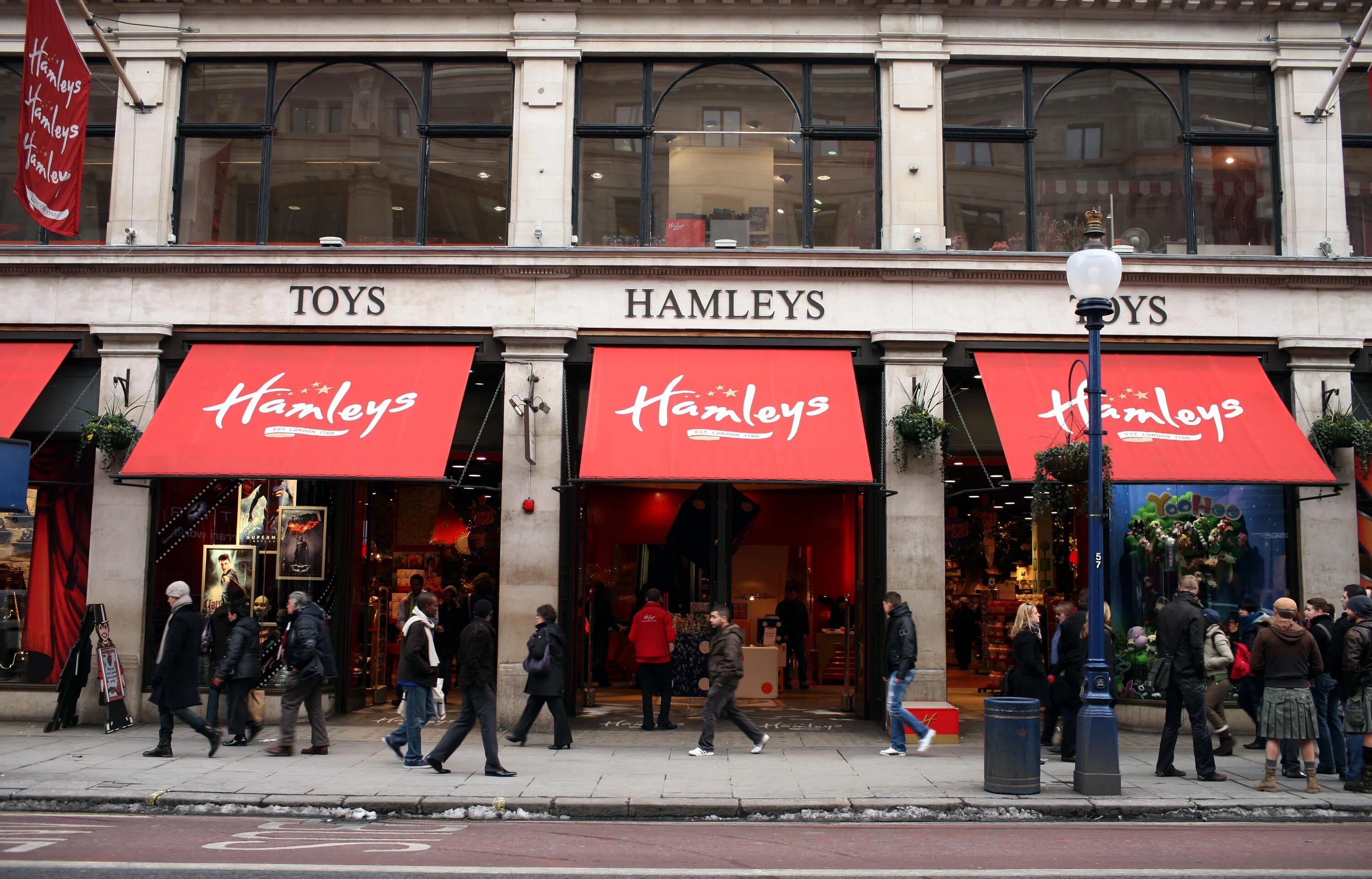 Hamleys london. Хэмлис в Лондоне. Hamleys магазин игрушек в Лондоне. Хэмлис Лубянка. Хамлеус.