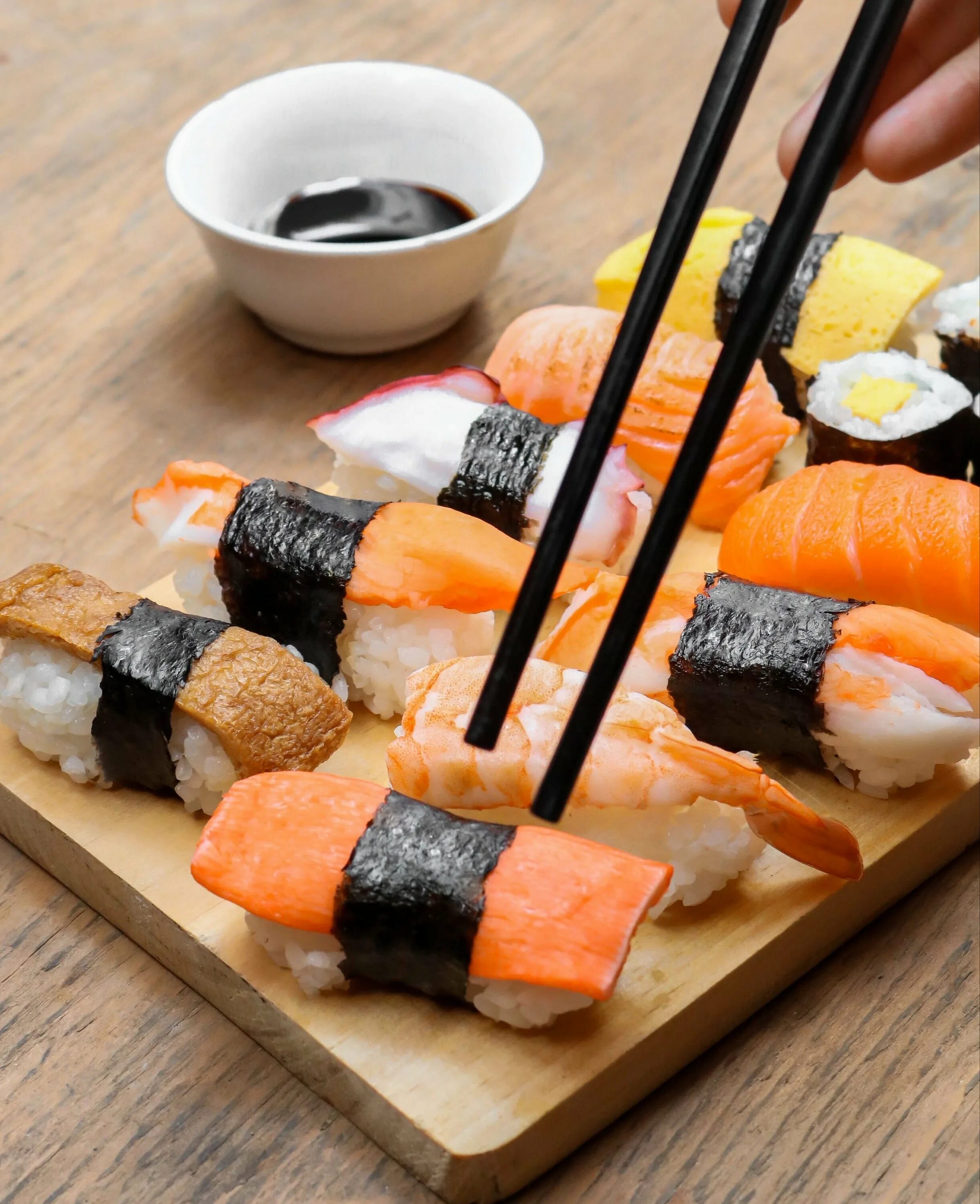 Суши роллы японская кухня. Сашими роллы. Фуджи суши. Японские суши и роллы. Отака суши