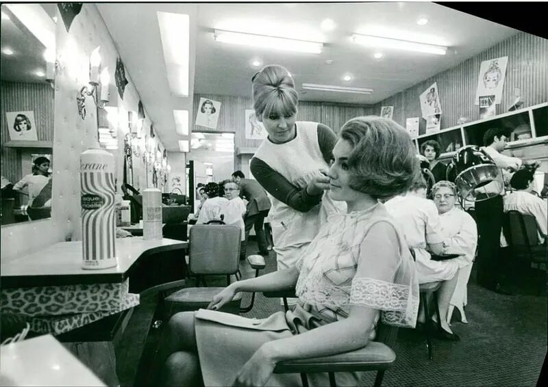 File:At a barber's. Tbilisi, Georgia. Viktor Yershov. 1971.jpg - Wikimedia Commo