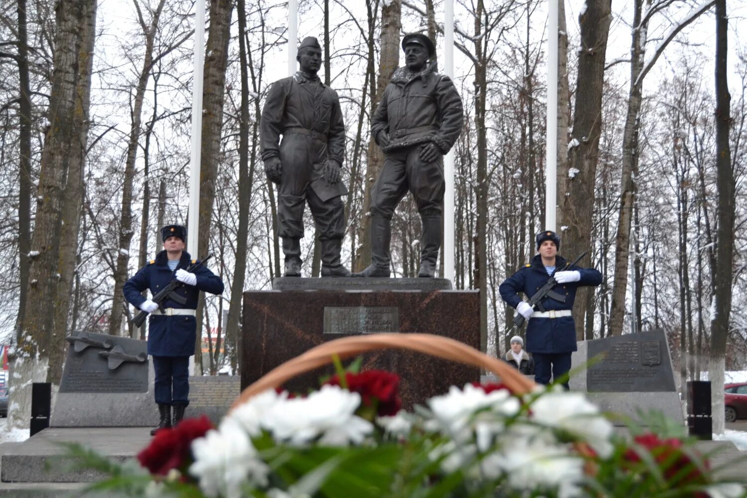 Нормандия неман авто. Памятник Нормандия Неман в Иваново. Памятники летчикам Нормандии Неман. Памятник полка Нормандия Неман Иваново. Памятник летчикам авиаполка Нормандия-Неман.