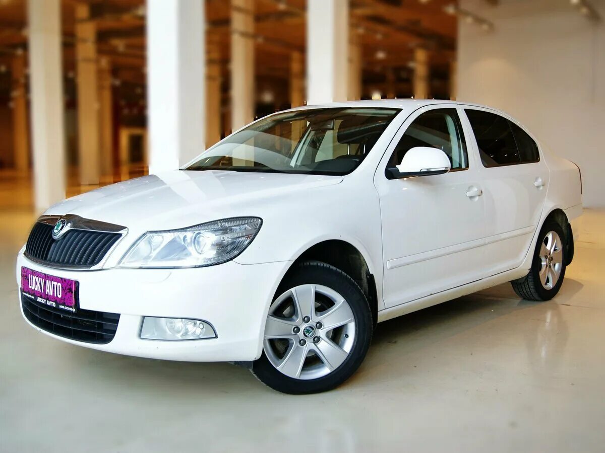 Купить шкоду октавию москве бу. Skoda Octavia a5 белая. Škoda Octavia II белая. Skoda Octavia II (a5) Рестайлинг. Skoda Octavia a5 Рестайлинг.