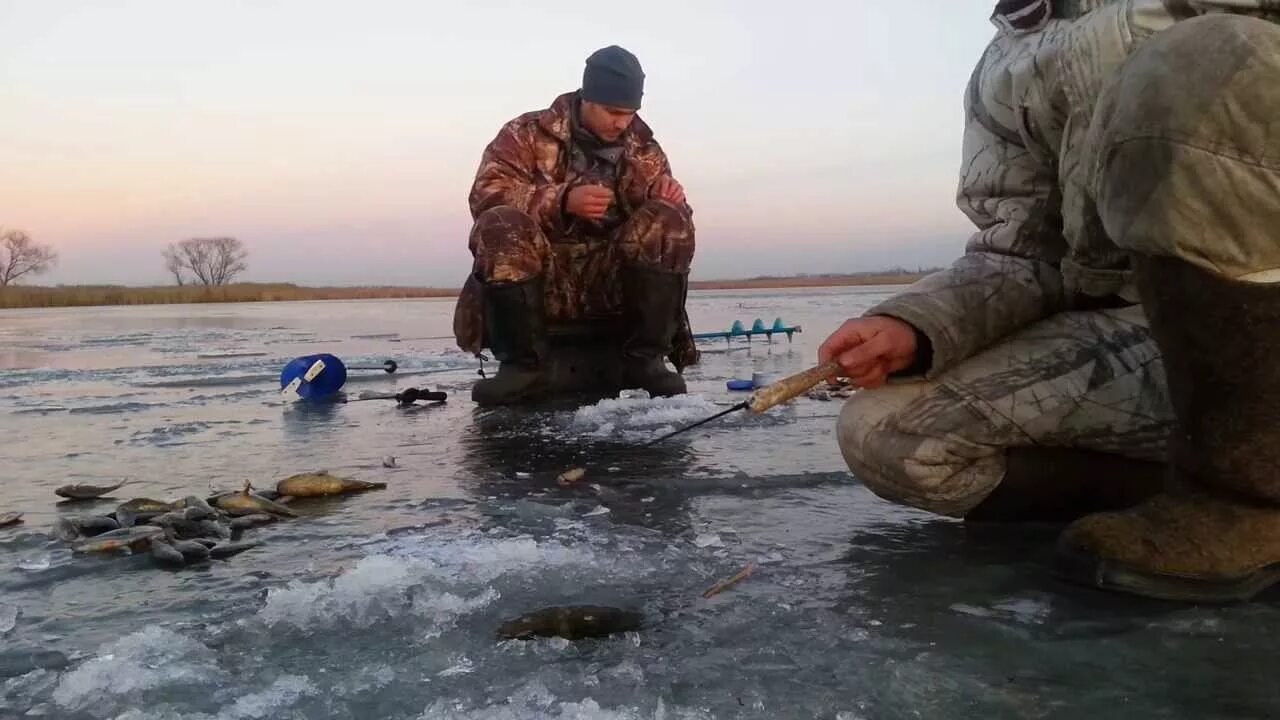 Ловим последние дни. Последний лёд рыбалка. Рыбалка по последнему льду. Зимняя рыбалка на льду. Зимняя рыбалка по последнему льду.