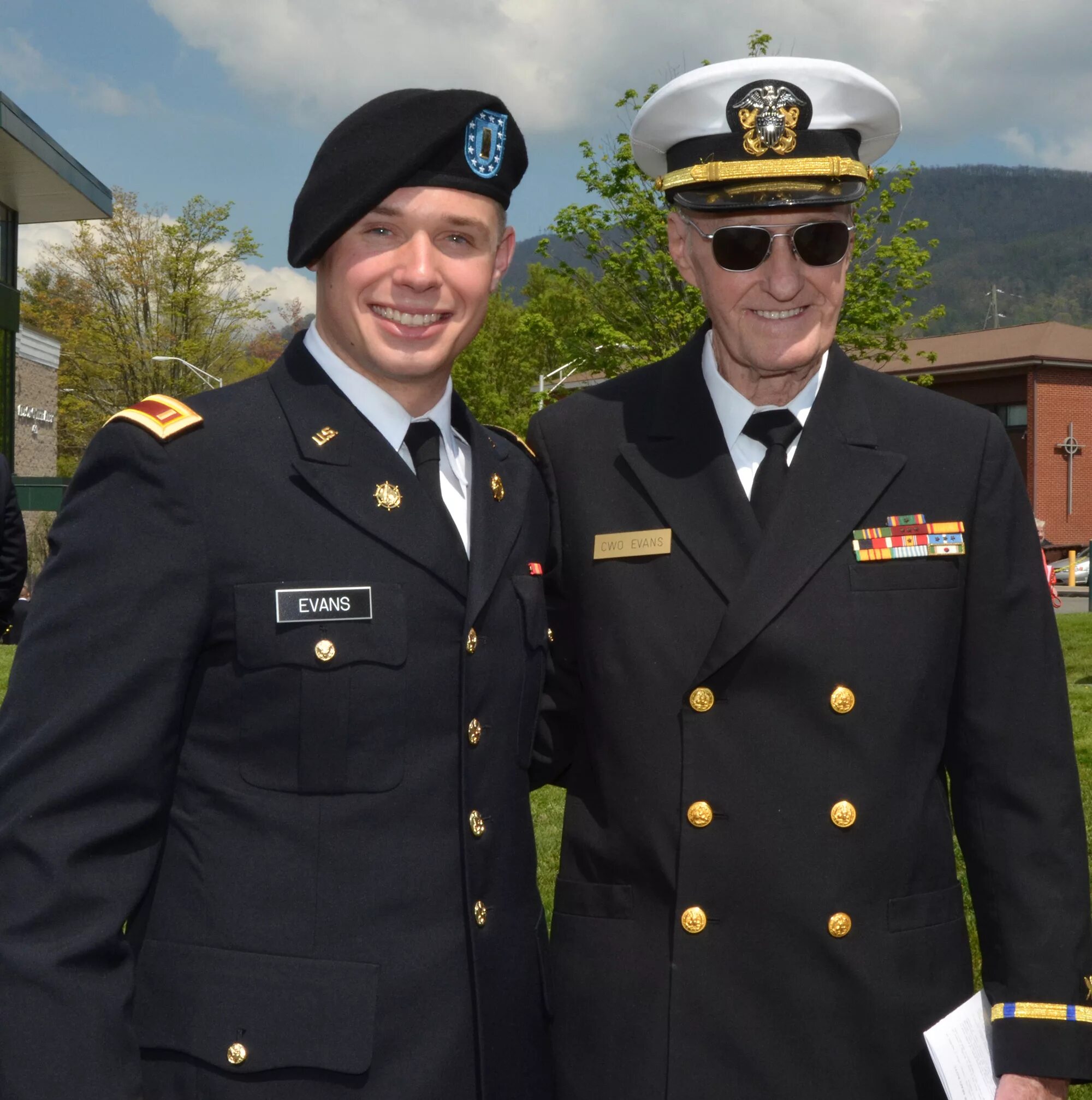 Защитить офицер. Парадная форма us navy. форма американского офицера. офицерская форма сша. офицеры вмс сша.