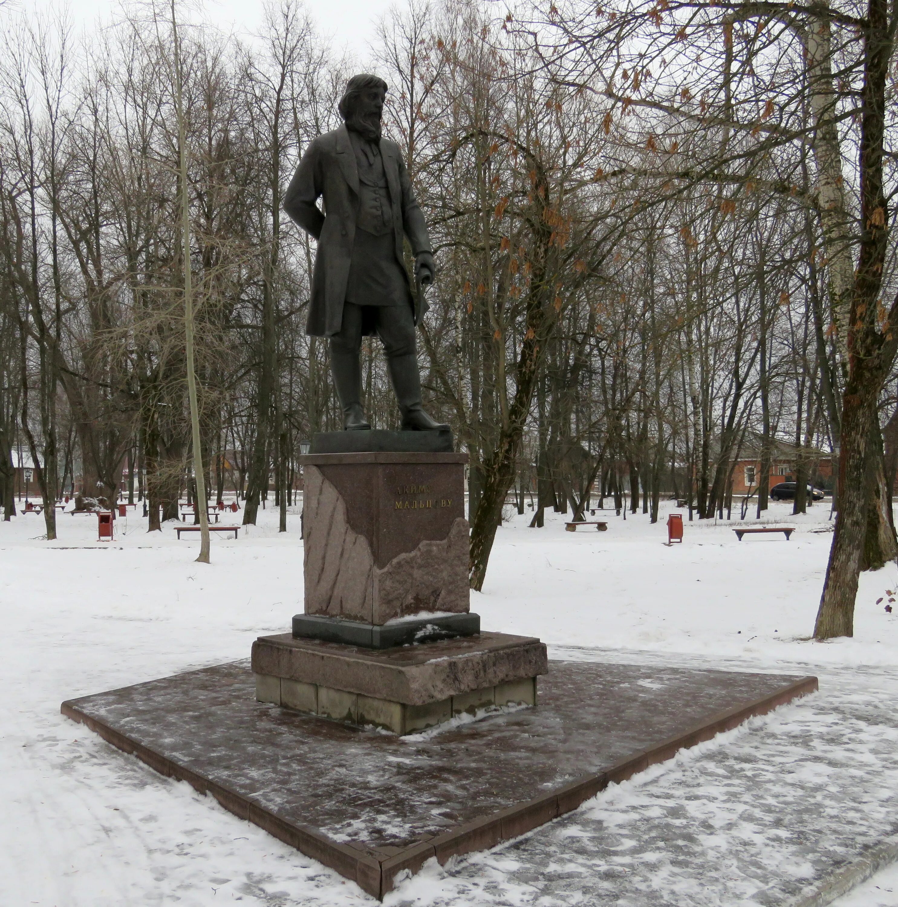 Памятник акиму мальцову в гусь хрустальном. Памятник акиму мальцову в гусь хрустальном. Памятник мальцову гусь хрустальный. Мальцов гусь хрустальный. Мальцов гусь хрустальный.