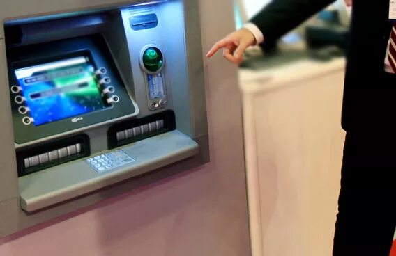 Steal the bank. Банкомат со считывателем. Сканер в банкомате. NFC считыватель на банкомате. Банкомат в Дубае.