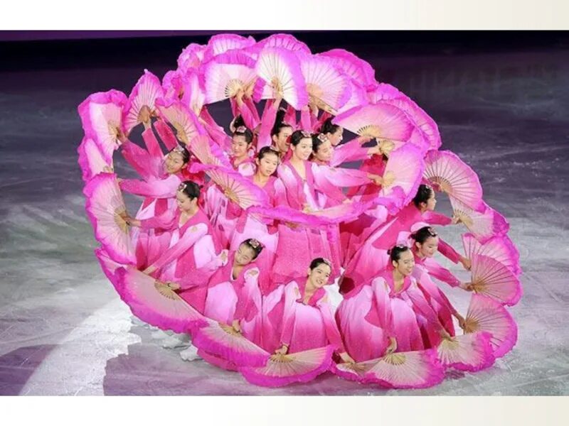 Цветочные танцы где. Корейский танец с веерами. Танец цветы. Танец с цветами. Танцующие цветы.