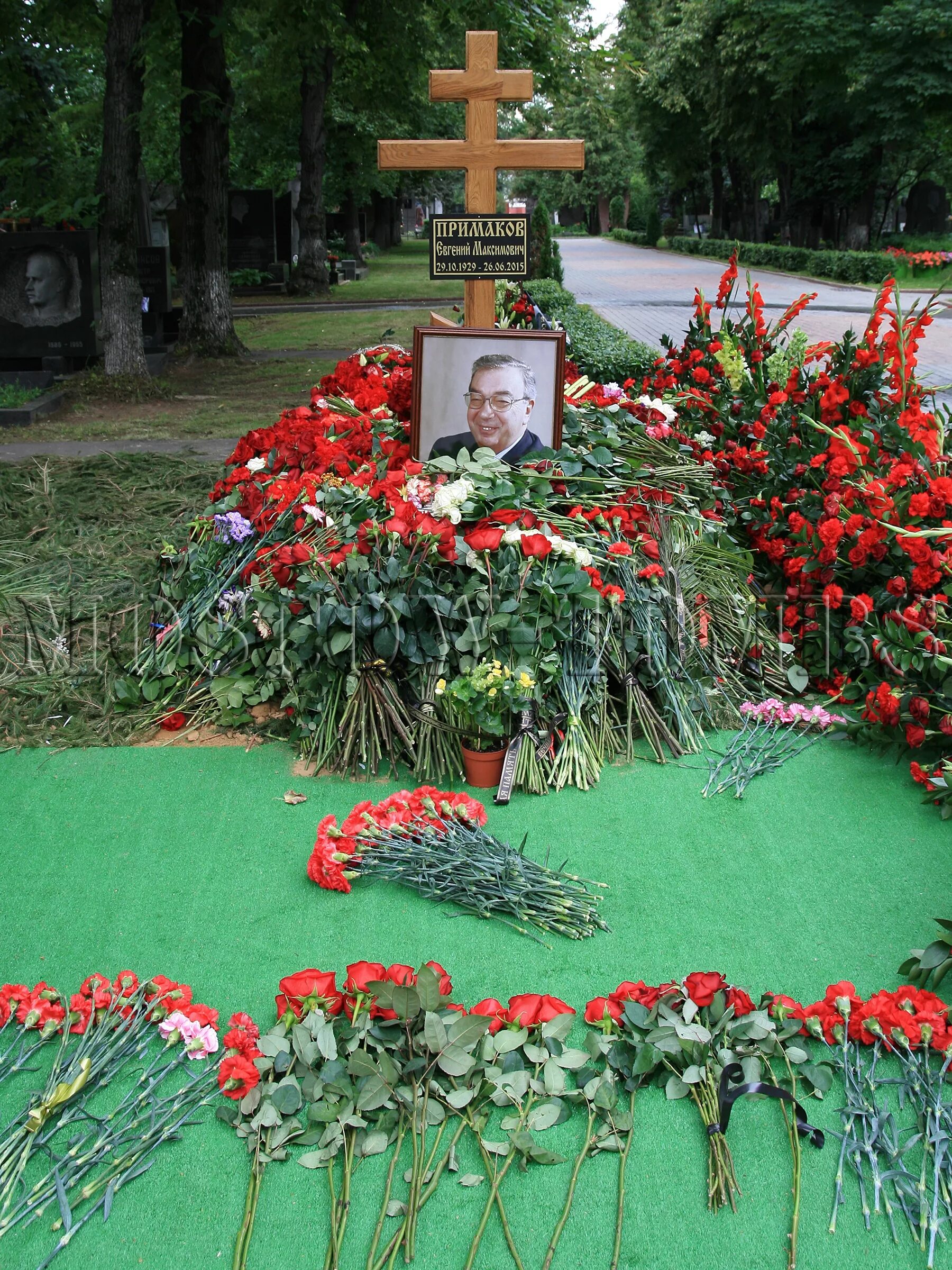 лановой новодевичье кладбище