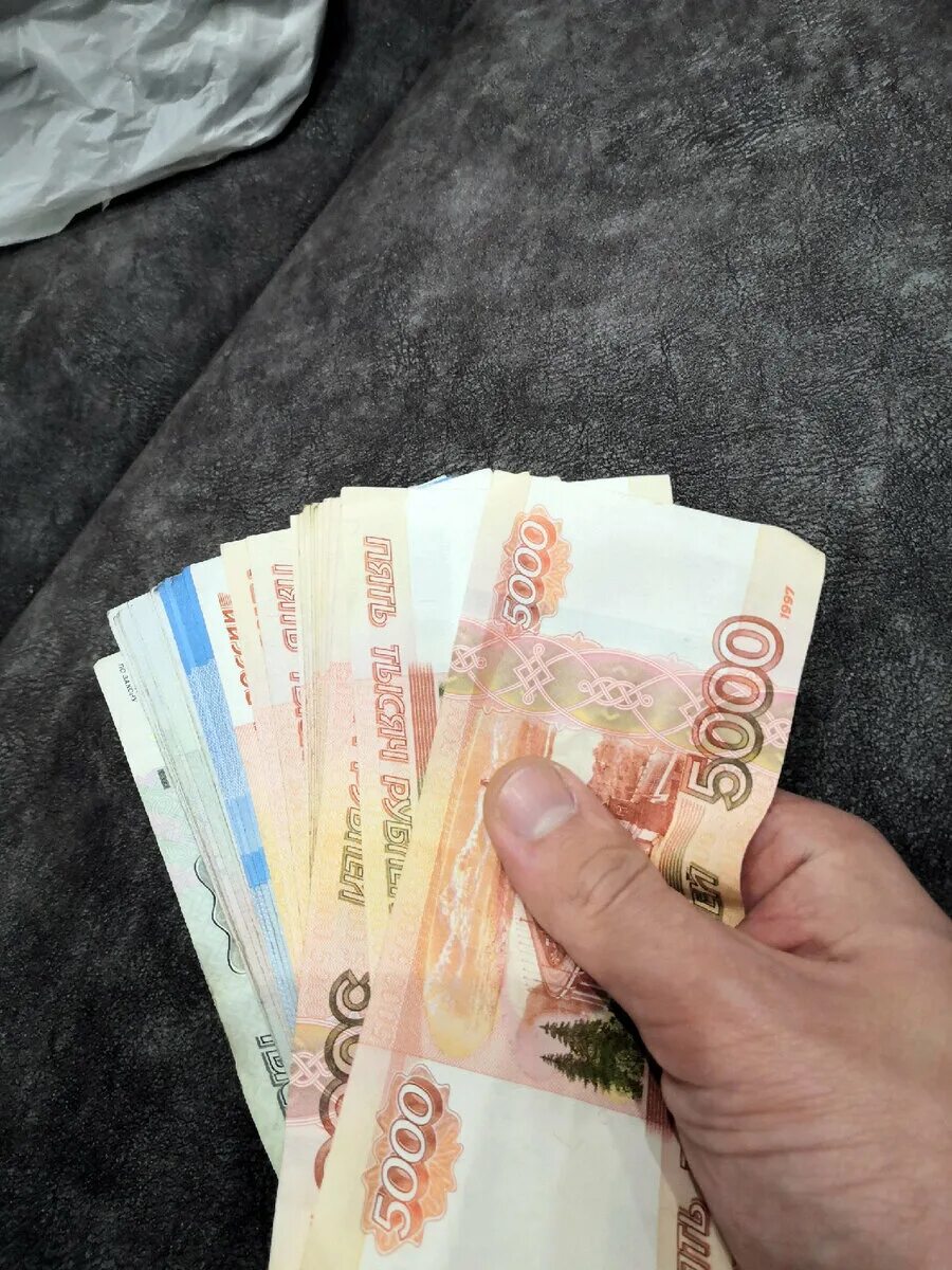 Наличные купюры в руках. 50 Тысяч рублей. Деньги наличными. Рубли в руках.