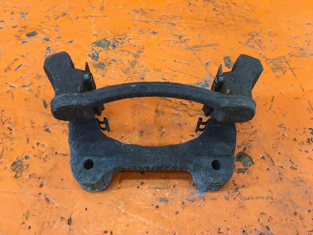 Скоба суппорта переднего solaris 2011. Скоба суппорта hyundai i40 артикул. Скоба заднего суппорта соната тагаз. Скоба суппорта hyundai i40. Скоба суппорта hyundai i30.