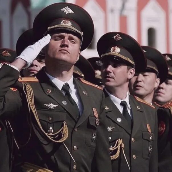 Хороший офицер. Парадная форма офицеров. военный отдает честь. солдат отдает честь. российский военный отдает честь.