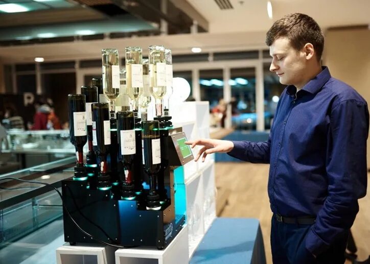 Робот бармен. Робот бармен в кафе. Робот бармен в Воронеже. Робот помощник бармен Atomic.
