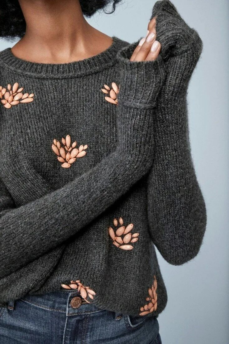 Джемперы своими руками. Декорировать свитер. Украшение вязаного свитера. Необычные свитера. Украшение на шерстяном джемпере.