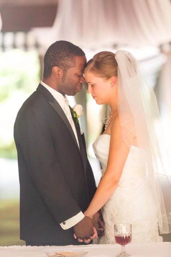 Black woman and white man. Межрассовые красивые пары. Свадьба негра и белой. White women black man. White women black man.
