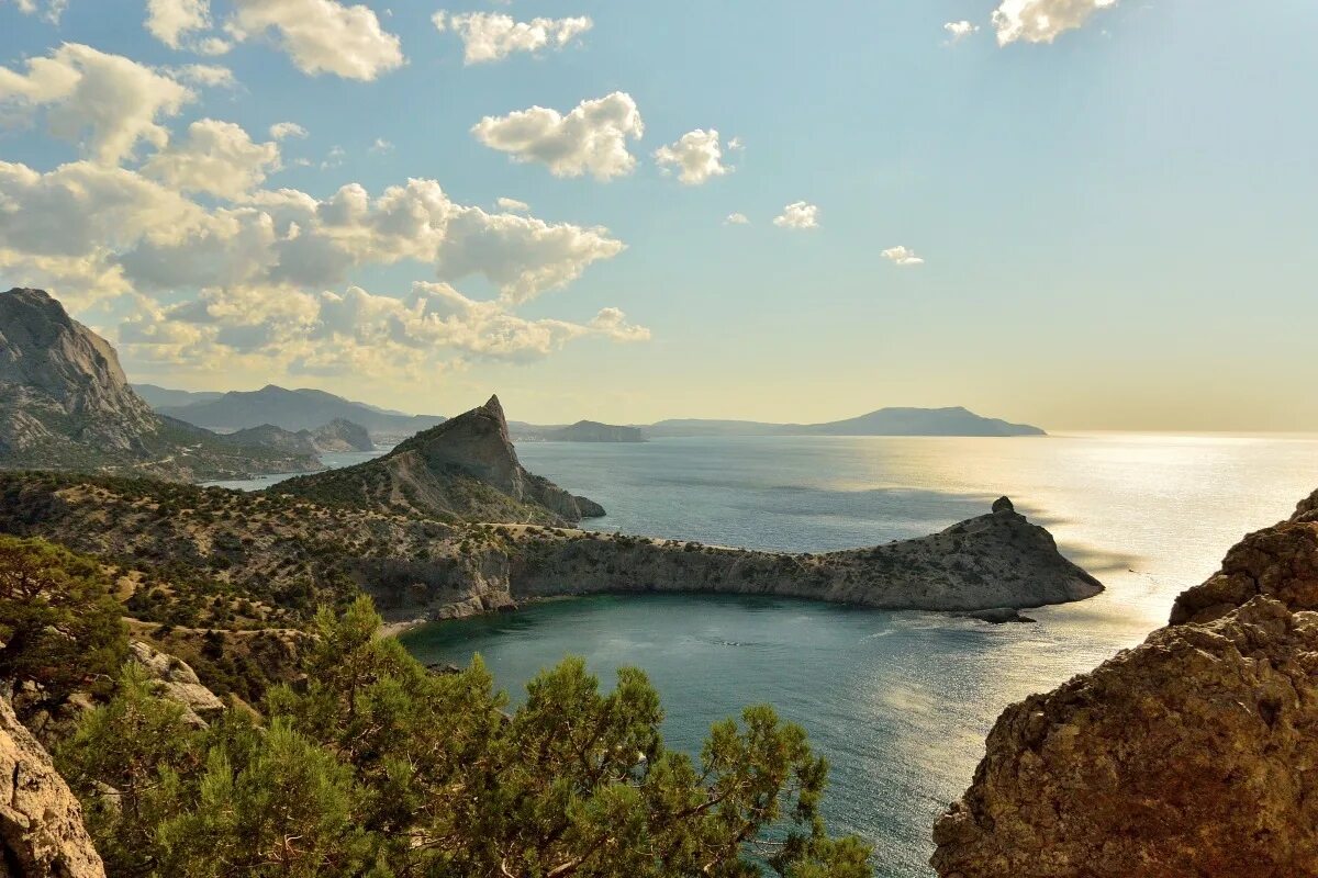 Зелёная бухта крым. Новый свет крым. Остров новый свет. Коктебель царский пляж. Новый свет крым.