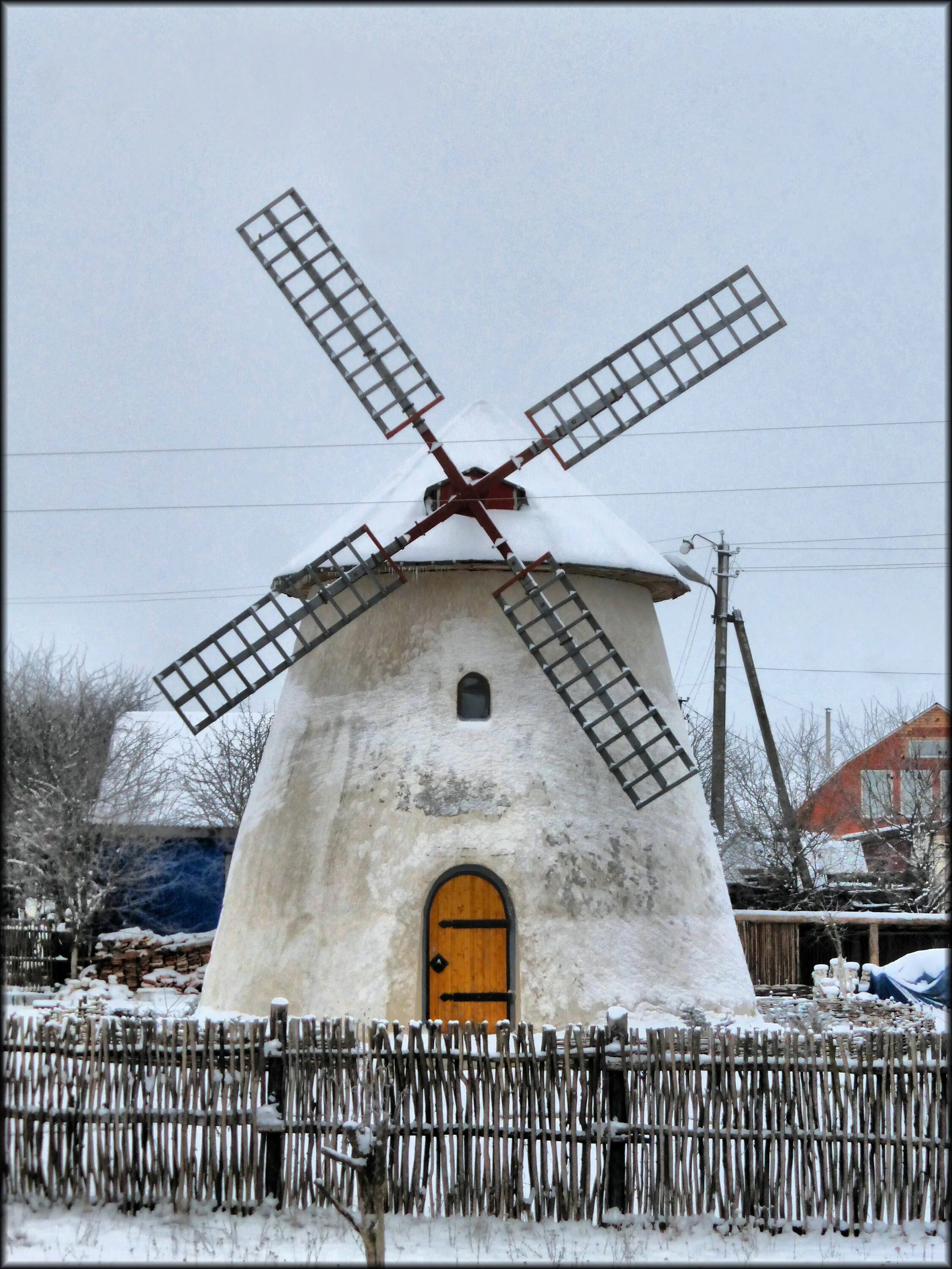 Мельница три брата. Новая Усмань мельница. Мельница Усмань. Ветряная мельница новая Усмань. Ветряная мельница Ейск.