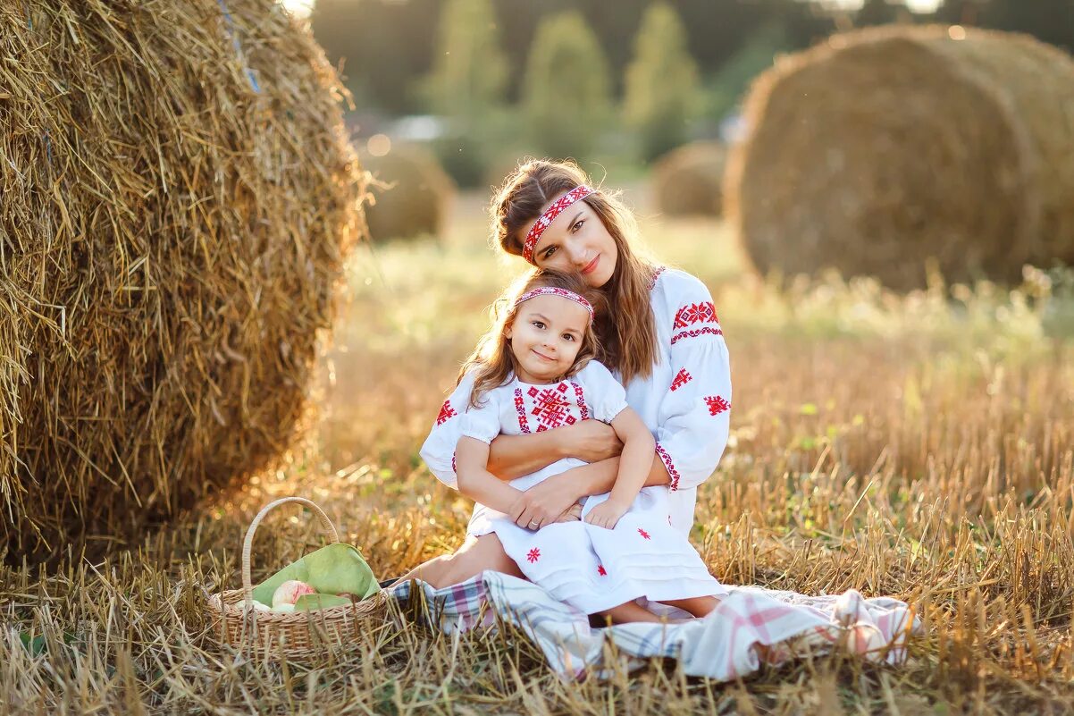 З родной. Белоруссия для детей. Белорусская мать. Родина моя Белоруссия. Белорусское поле и дети.