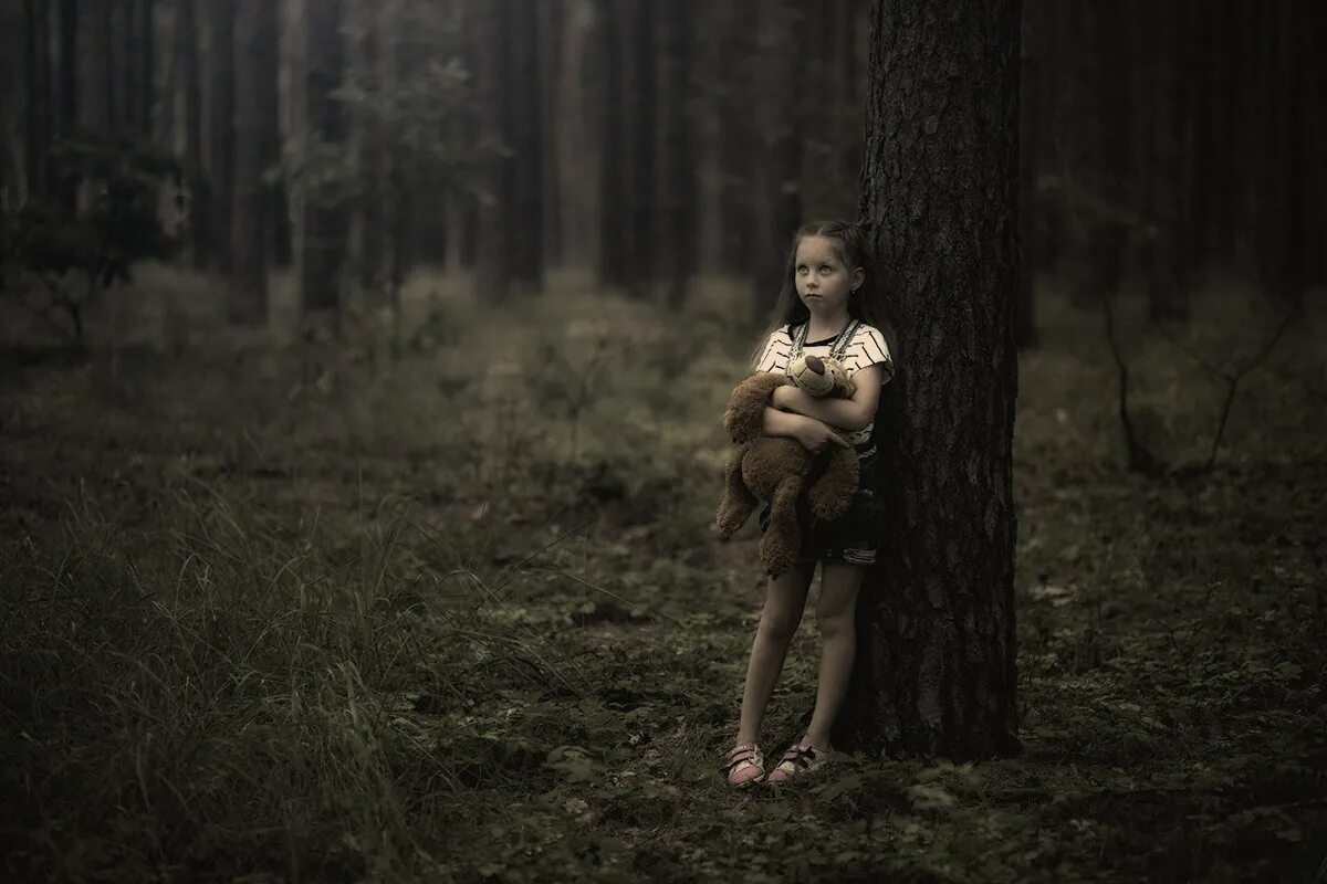 Включи девочку в лесу. Девочка в лесу. Девочка заблудилась в лесу. Маленькая девка в лесу. Девушка в темном лесу.
