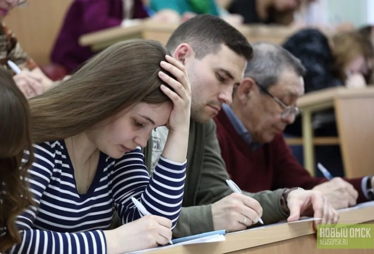 Самые трудные университеты. Студенты омских вузов. Сложный вуз. Самые сложные вузы по обучению. Студентка ОМГАУ косички.