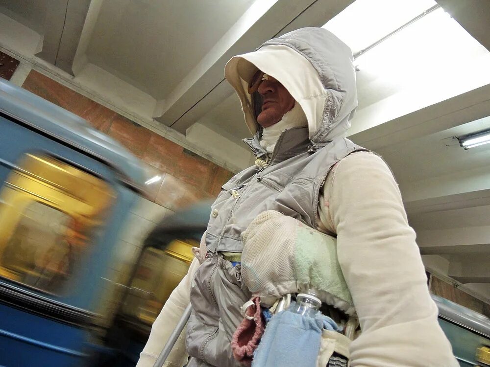 Мумия в московском метро. Розовый фламинго метро. Фламинго в московском метро. Нищие в метро. Розовый фламинго попрошайка в москве.