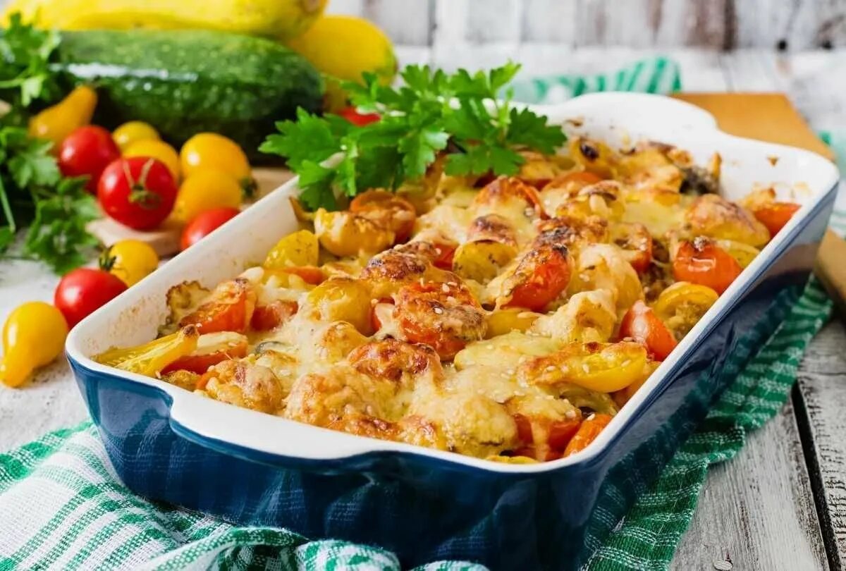 Картофель с замороженными овощами. Куриная запеканка с овощами. запеканка с курицей и овощами. овощи в духовке. курица запеченная с овощами в духовке.