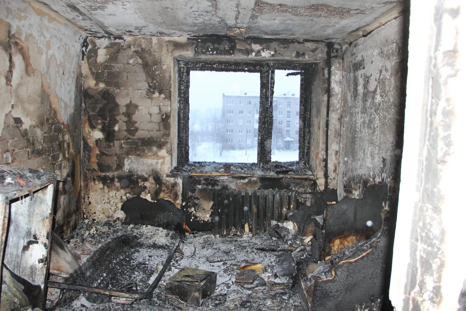 Имущество после пожара. Чусовой пожар в общежитии. Комната после пожара. Квартира после пожара. Дом после пожара.