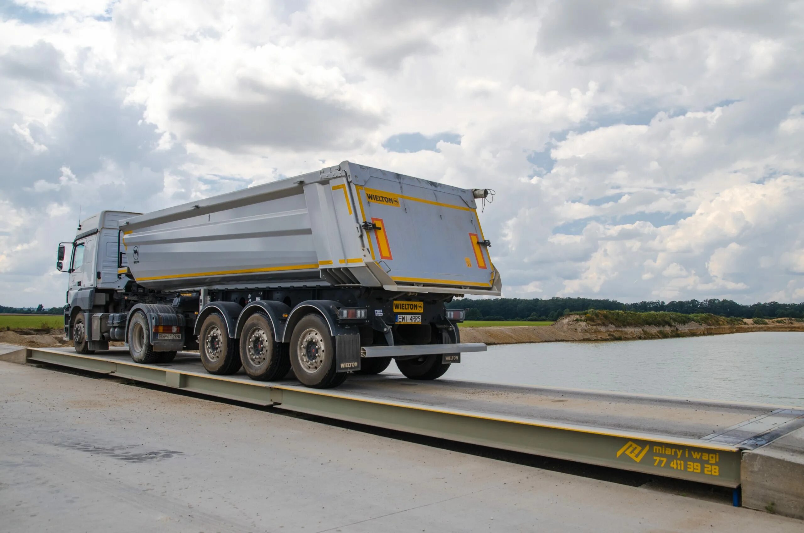 Экскаватор на трале. Скания трал 60 тонн. Низкорамный трал jtb-40. Перевозка 60 тонн. Полуприцеп балковоз спецприцеп 994271.