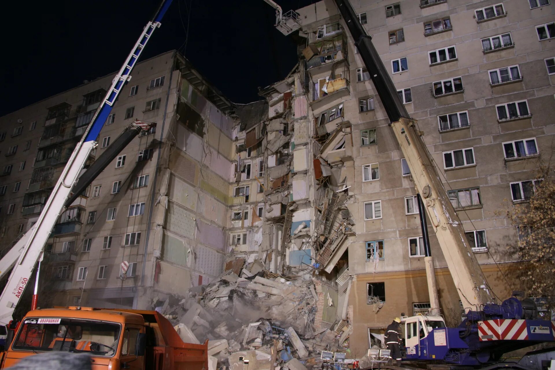 Магнитогорск дом сегодня. Магнитогорск взрыв газа 31.12.2018. Взрыв газа в Магнитогорске 31 декабря. Взрыв газа в Магнитогорске 2018 год.