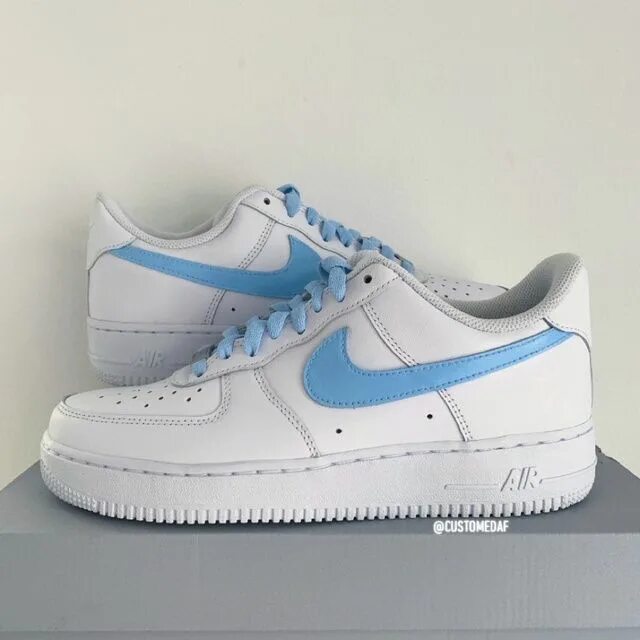 Голубые найк оригинал. Nike air force 1 blue white. nike air force 1 blue. nike air force 1 low голубые. nike air force 1 blue swoosh.