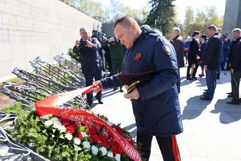 Возложение цветов на пискаревском кладбище 8 мая