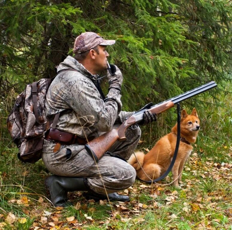 Охота рыбалка ру. Охотник с винтовкой. Охота и рыбалка. Охотник в лесу. Охотник с ружьем.