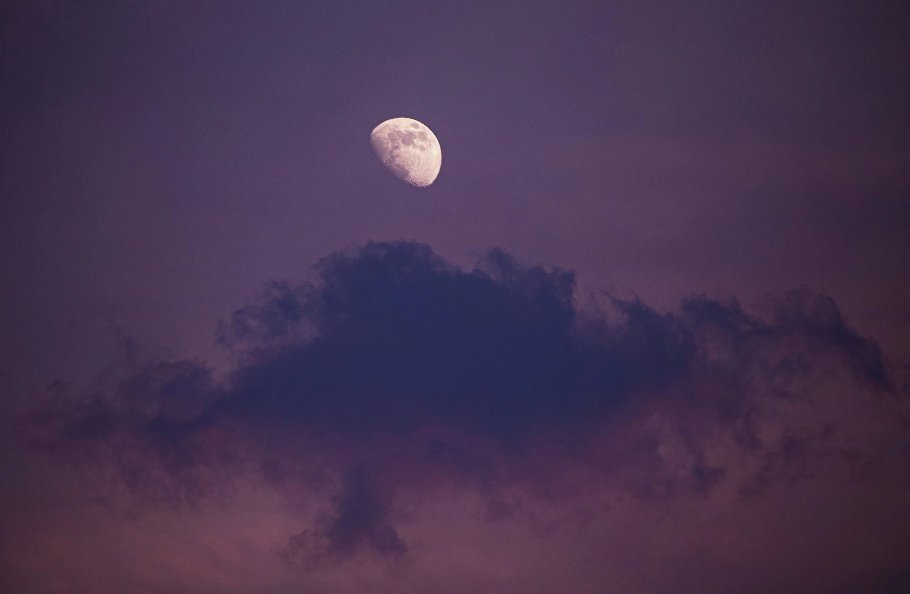 Clouded moon. Луна на небе. Фиолетовая Луна. Лунное небо. Ночное небо с луной.