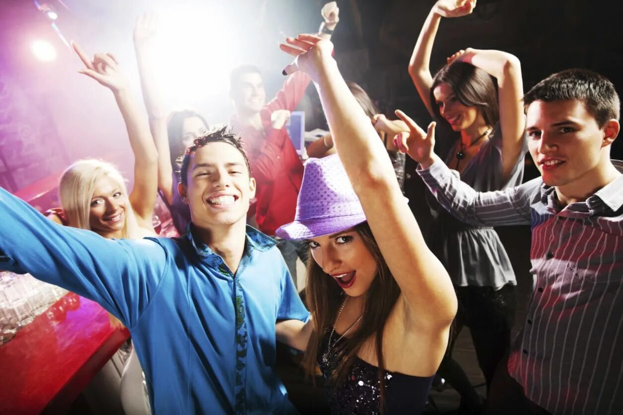Где танцуют на дискотеке. Люди на дискотеке. Люди танцуют. Танцевальная вечеринка. Молодежная дискотека.