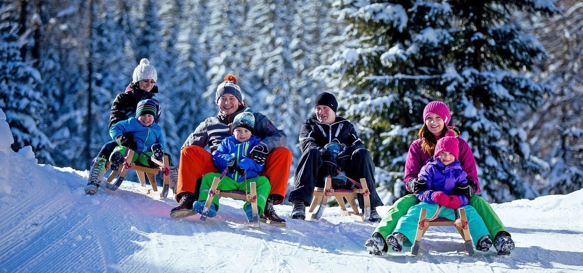 Active holidays. Семья горы снег. Winter activities. Winter Holiday. Зимние виды спорта семья.