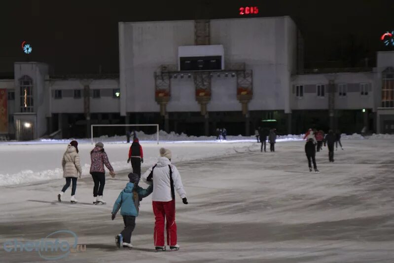 Каток череповец алмаз. Стадион Металлург Череповец каток. Центральный открытый каток Череповец. Центральный городской каток Череповец. Массовые катания Череповец стадион Металлург.