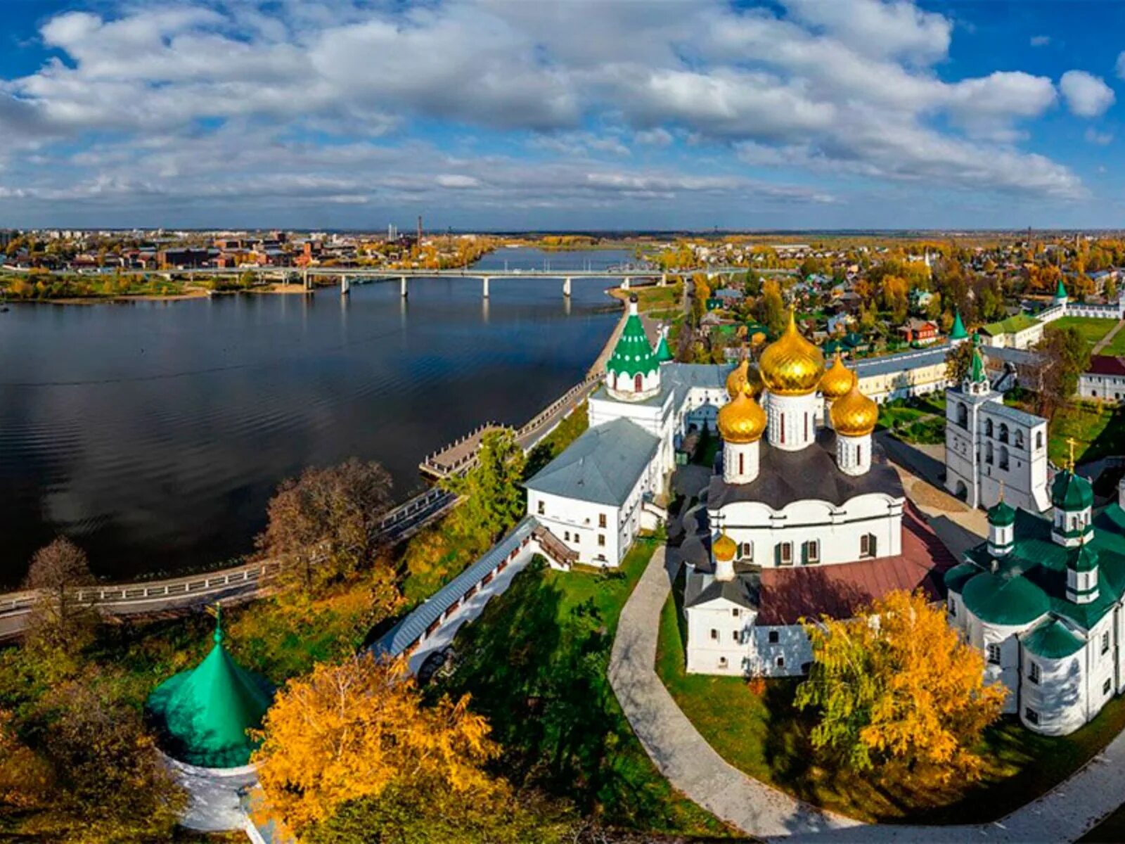 Ярославль столица золотого кольца. Ипатьевский монастырь с высоты птичьего полета. Ипатьевский монастырь панорама. Обзорная экскурсия «Ярославль — столица золотого кольца».. Кострома золотое кольцо.