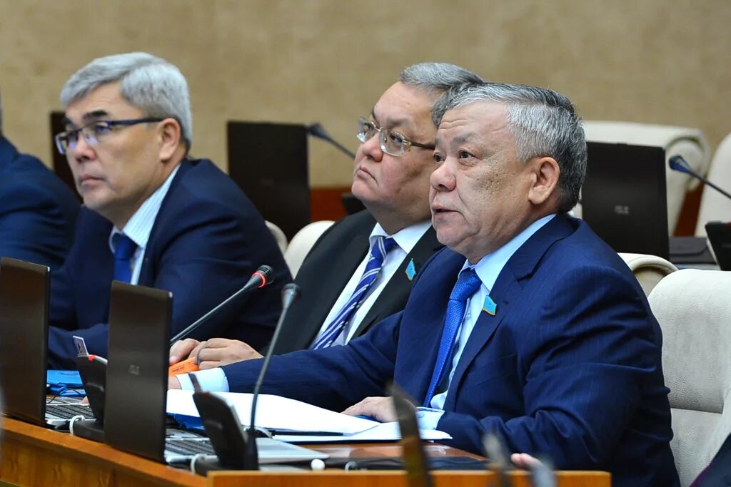 пленарное заседание мажилиса парламента рк. фото депутата рк. депутаты парламента. парламент республики казахстан. сенат и мажилис в казахстане.