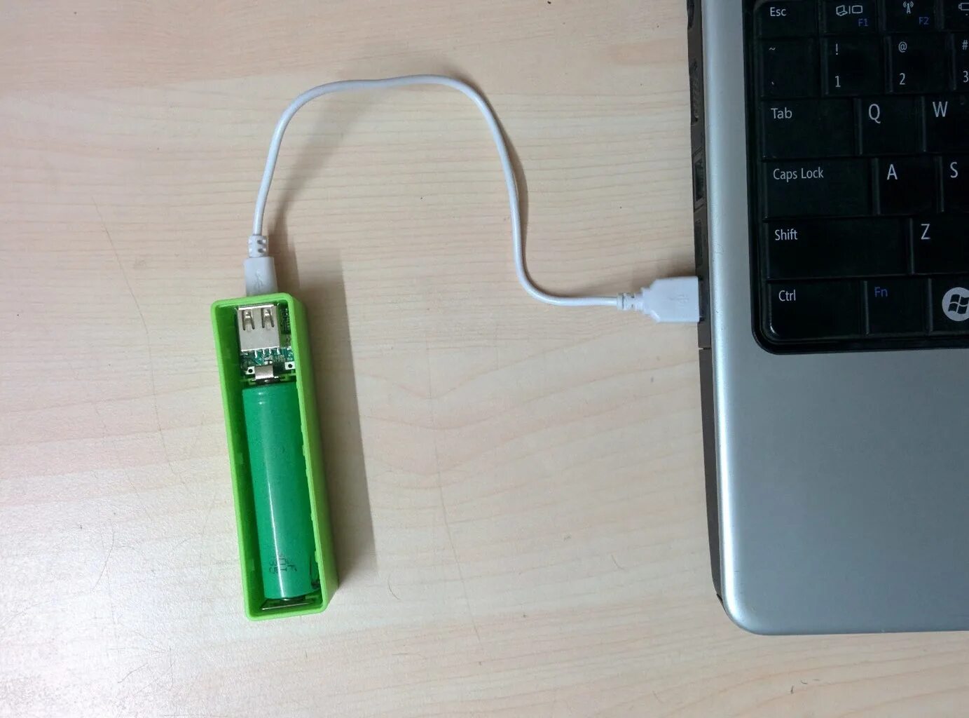 Как зарядить ноутбук от повербанка. Power bank из батареек. powerbank от пальчиковых батареек. power bank из аккумулятора ноутбука. повербанк из аккумулятора от ноутбука.