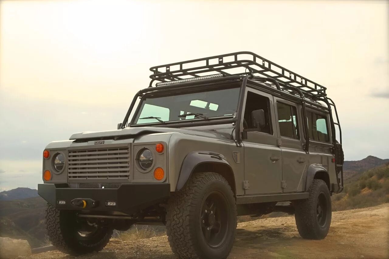 Defender 110. Ленд Ровер Дефендер боевой. Ленд Ровер 110 военный. Дефендер 110 Blue. Defender видео