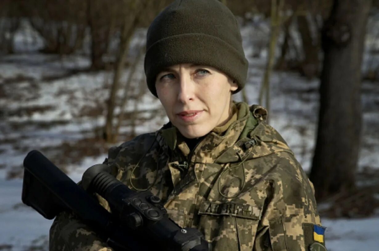 Где украинская снайперша. Где украинская снайперша. Алиса полищук снайперша. Алиса полищук снайпер всу. Олена белозерская снайпер.