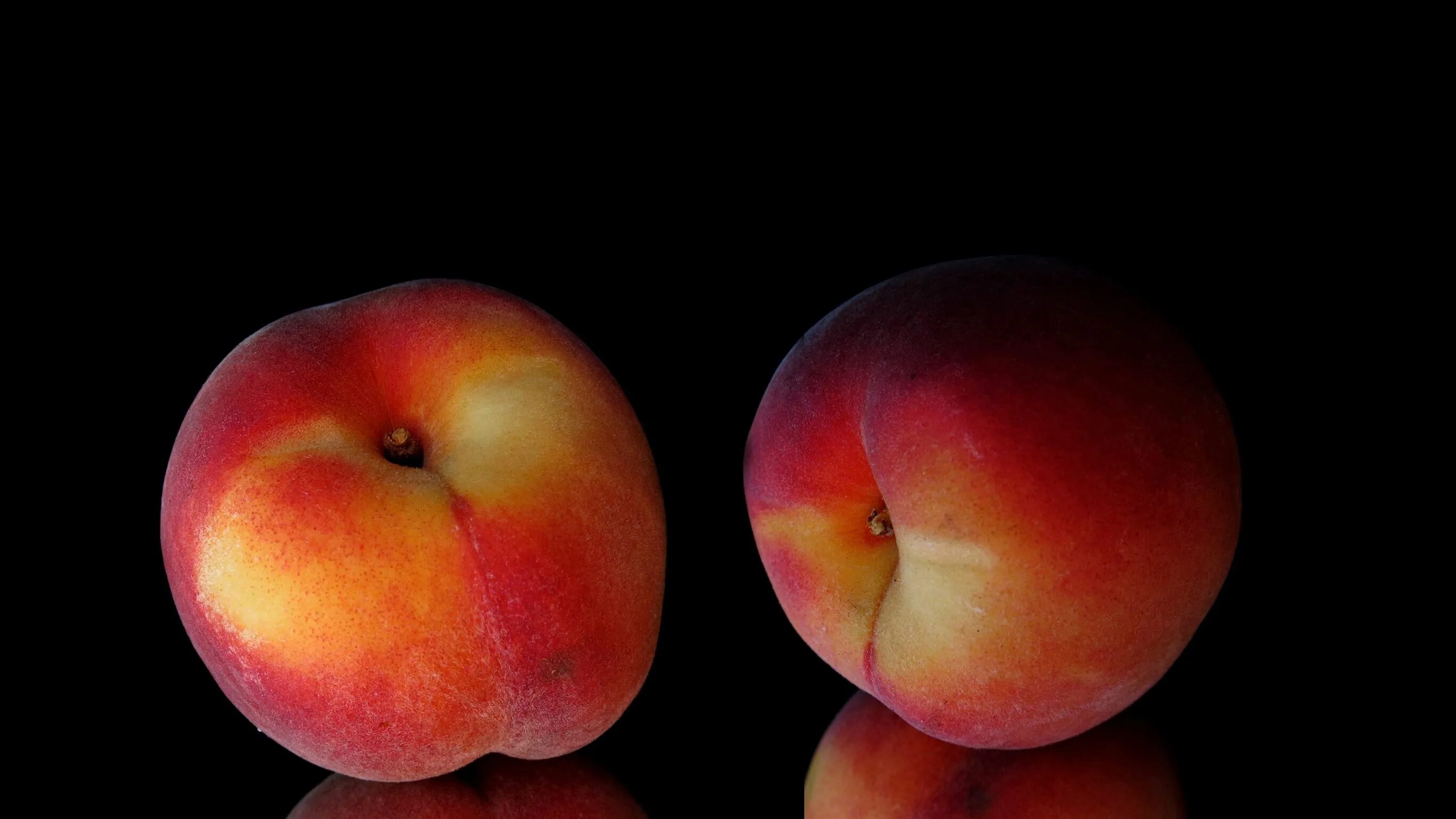 Персики. Персик. Сочный нектарин. Персик ч. Персик с мягкой мякотью.