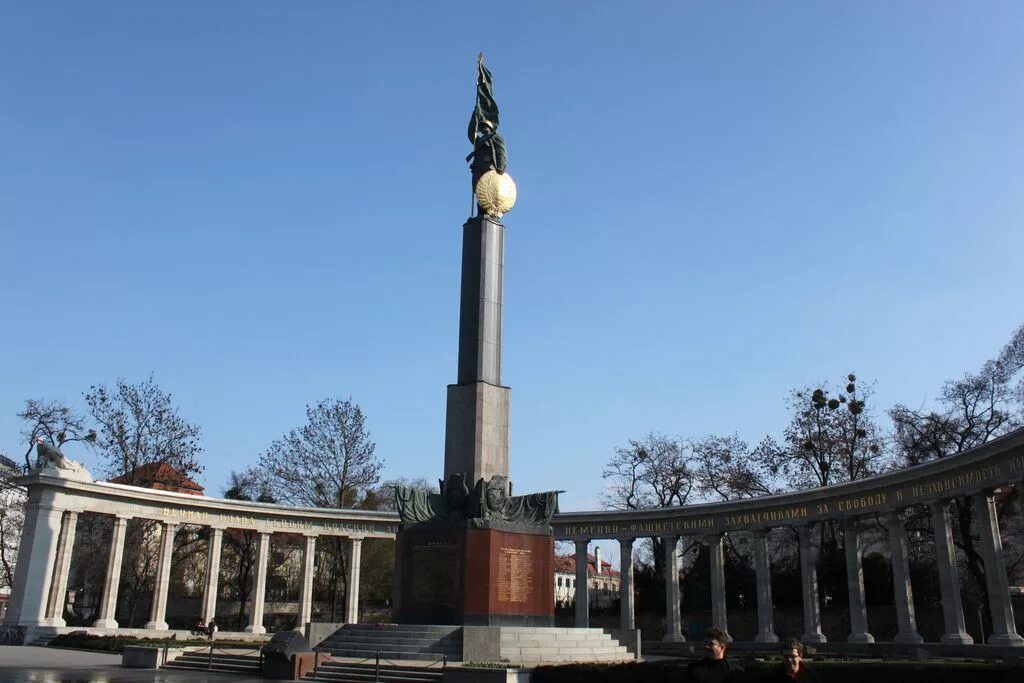 Памятник советским воинам. Памятник красной армии в вене. памятник советским воинам шварценбергплац. австрия памятник советским солдатам. памятник воину освободителю в вене.