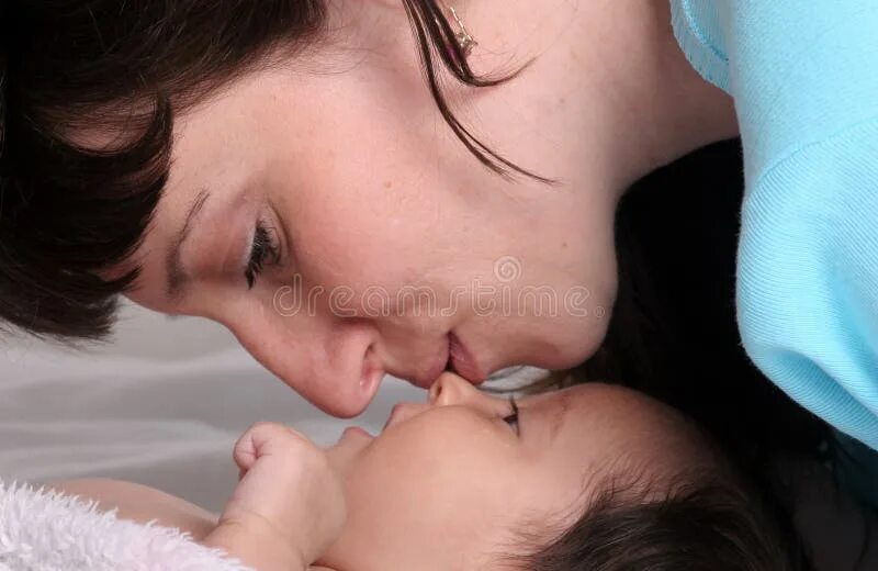 Недетский поцелуй mother. Мамочка с дочкой отсасывают. Мама и дочь сосутся домашнее. Красиво лижет маме