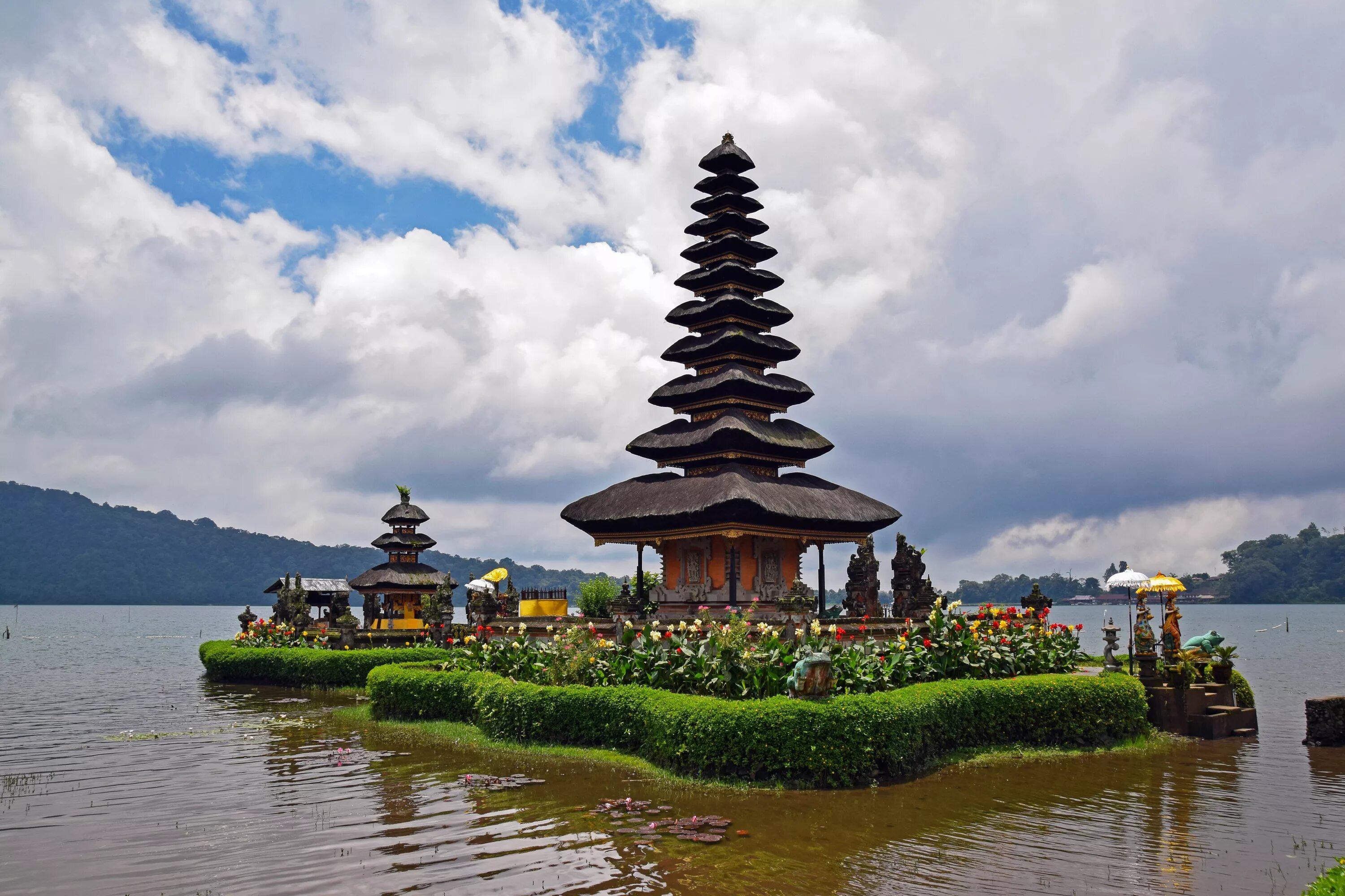 Что такое индонезия. Бали храмы. Республика Индонезия Бали. Храм Пура улун дану. Бали (остров в малайском архипелаге) достопримечательности.