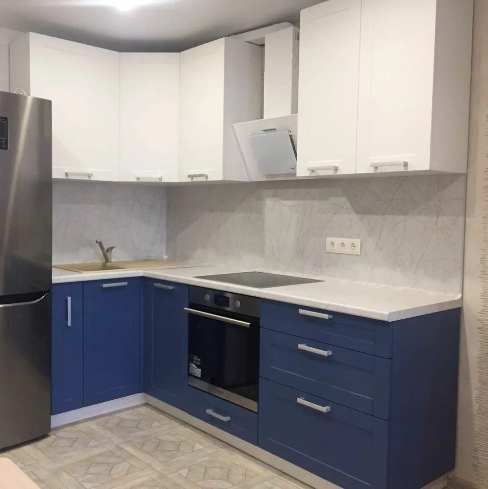 угловая синяя кухня. угловая синяя кухня. кухня угловая синяя с белым. голубые кухни. кухонный гарнитур синего цвета.
