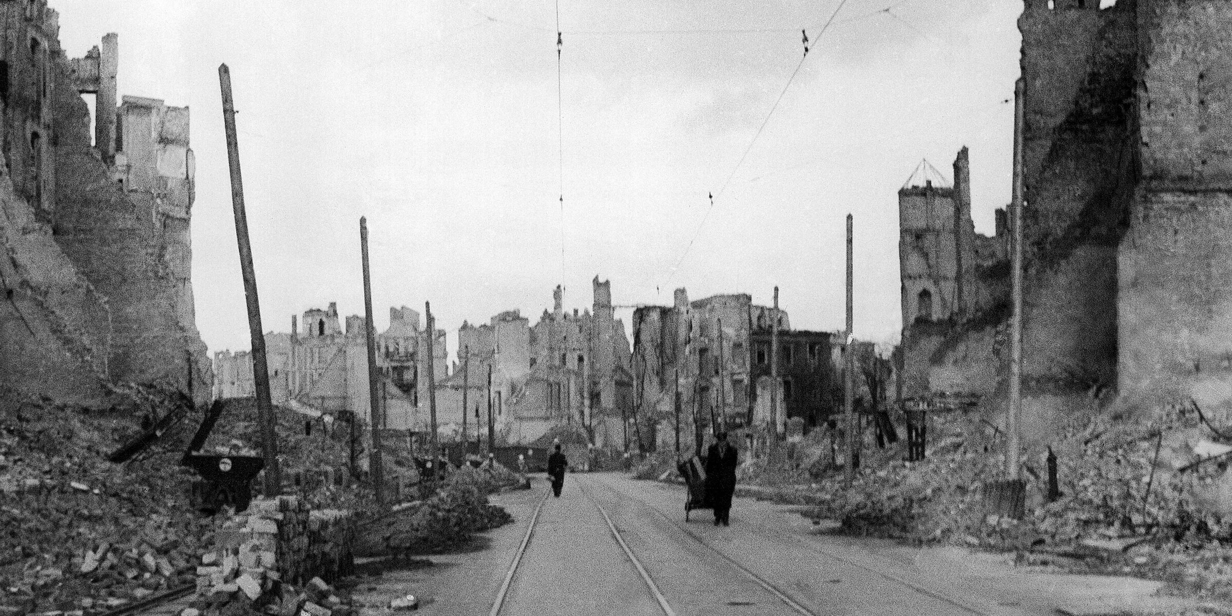 Помощь германии после войны. Берлин 1945 г фото. Восстановление Германии после войны. Немецкие послевоенные дома.